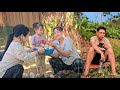 Hối heard a phone call from a stranger, and his expression immediately changed.