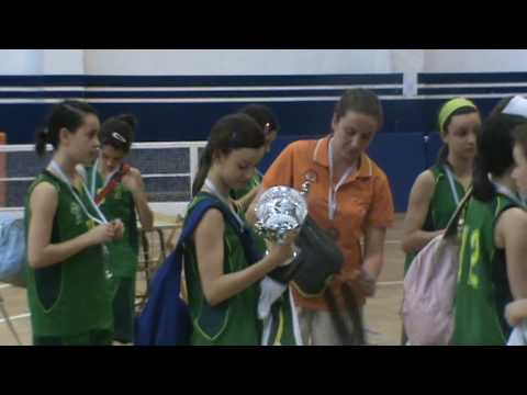 Arxil con trofeo de campeonas del Campeonato gallego de minibasquet