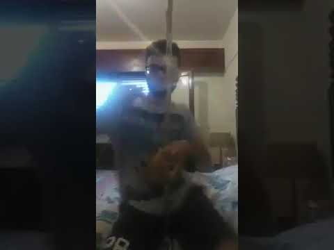 Menina enxugar a lágrima do rosto