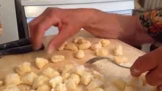 preview picture of video 'Gli gnocchi di patate di nonna Carla - Video Ricetta'