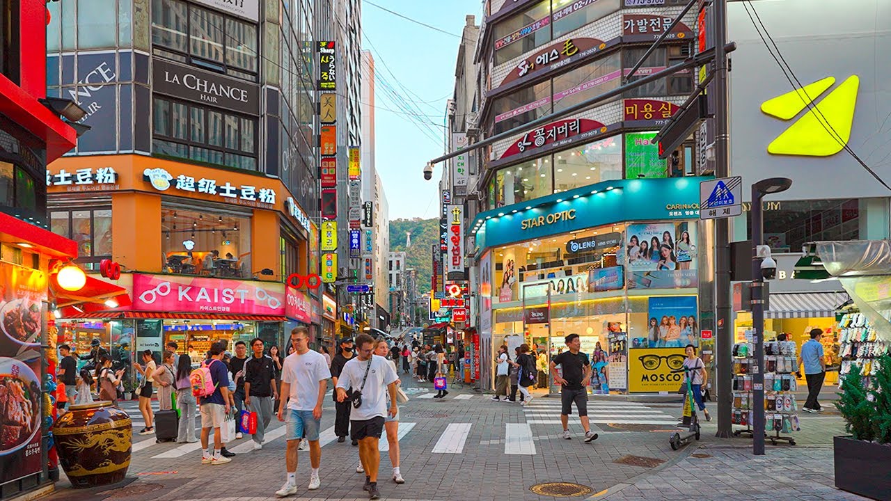 Immersive street-level walking tour through Seoul, South Korea, showcasing authentic urban landscapes, local architecture, and the vibrant atmosphere of the city's neighborhoods