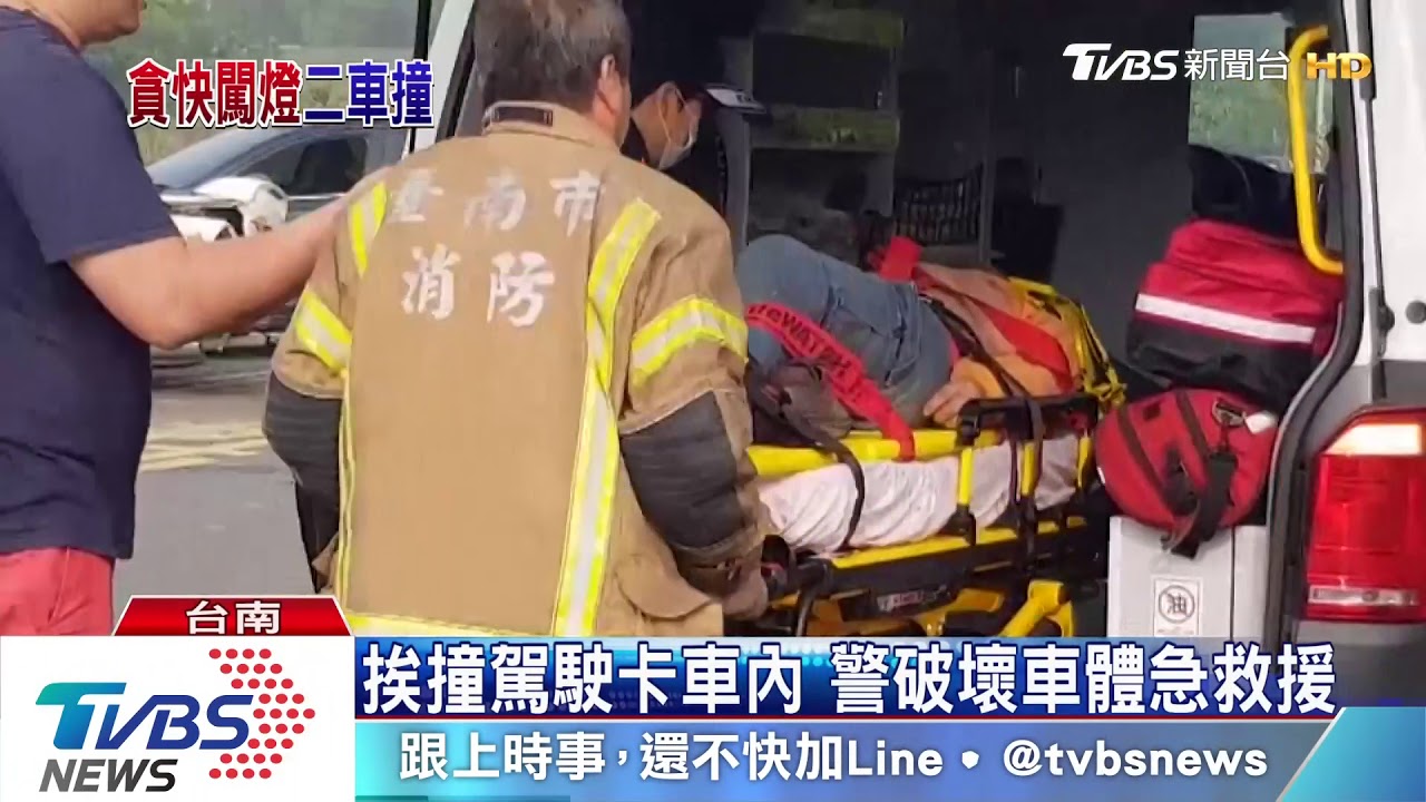 驚!轎車疑闖紅燈連撞2車 駕駛險噴飛