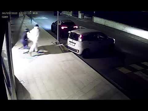 L’auto entra diretta nel negozio