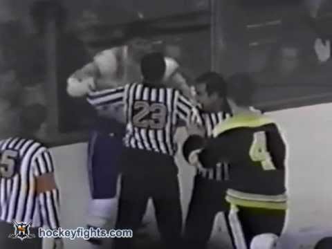 Bobby Orr vs Pete Mahovlich Apr 15, 1971