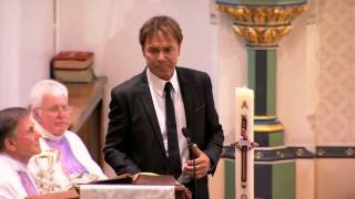 Sir Cliff Richard sings Faithful One at Cilla Black&#39;s funeral | 5 News
