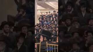 Download lagu Toldos Aharon Rebbe Dances Mitzvah Tantz At His Grand daughter's Wedding In Boro Park - Sivan 5781 mp3 Download lagu Toldos Aharon Rebbe Dances Mitzvah Tantz At His Grand daughter's Wedding In Boro Park - Sivan 5781 mp3