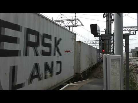 Freightliner 90048 passes stratford on a Modal with 4L89