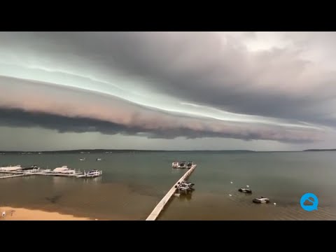 Spectacular shelf cloud over Lake Michigan, USA