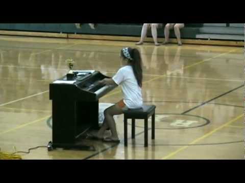 12 year old plays The Lamb Lies Down on Broadway piano intro...FAST!
