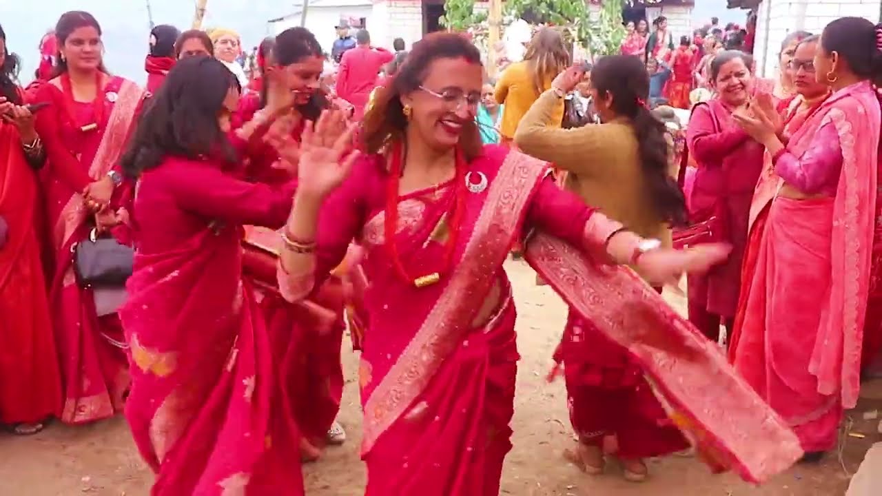 Nepali Lok Bhjan!! नाच्न नजान्नी आगन टेडो भने जस्तै भयो त हो !!