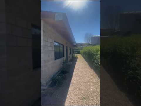 334 m² de terreno con amplio jardín Construcción: 105 m² cubiertos distribuidos en 3 monoambientes.