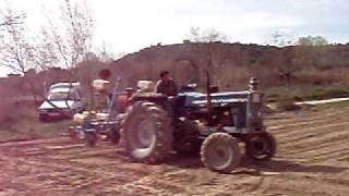 preview picture of video 'Severer sembrando garbanzos (tractor ebro 470)'