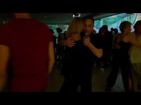 Carlos et Mariano interprètent Gente que Si