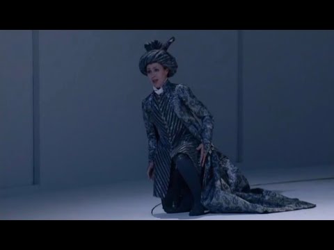 Η Ιταλίδα κοντράλτο Sara Mingardo [Σάρα Μινγκάρντο] (γεν. 1961) στην άρια «Cerco in vano di placare» από την όπερα Tamerlano [Ταμερλάνος, 1724] του Georg Friedrich Händel [Γκέοργκ Φρήντριχ Χαίντελ], στον ρόλο του Andronico [Ανδρόνικου], παραγωγή του Teatro Real της Μαδρίτης σε μουσική διεύθυνση Paul McCreesh [Πωλ ΜακΚρες], 2008. Στην παραδειγματική αυτή ερμηνεία, η Mingardo, διεθνώς αναγνωρισμένη ως μία από τις σπάνιες αυθεντικές λυρικές κοντράλτο της εποχής μας με ιδιαίτερη εξειδίκευση στο μπαρόκ ρεπερτόριο των Claudio Monteverdi [Κλάουντιο Μοντεβέρντι], Antonio Vivaldi [Αντόνιο Βιβάλντι] και Händel, ενσαρκώνει τον ρόλο του βυζαντινού πρίγκιπα Ανδρόνικου, αξιοποιώντας τη ζεστή, ομοιογενή ηχόχροια και τη φωνητική ευελιξία που χαρακτηρίζουν τη σχολή της ιστορικά ενημερωμένης εκτέλεσης.