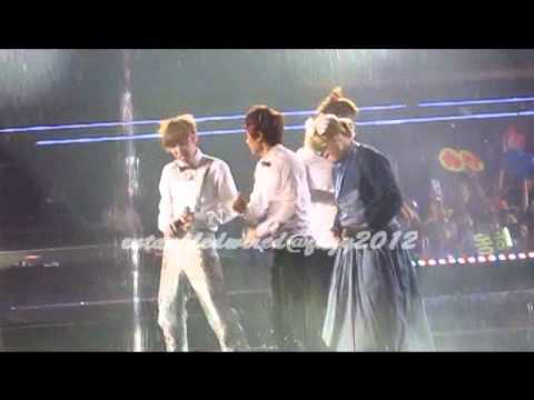 [FanCam] 120218 SS4SG playful EunSiHaeShinTeuk just before the encore
