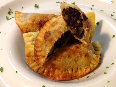 EMPANADILLAS DE MORCILLA CON PERA Y CIRUELA
