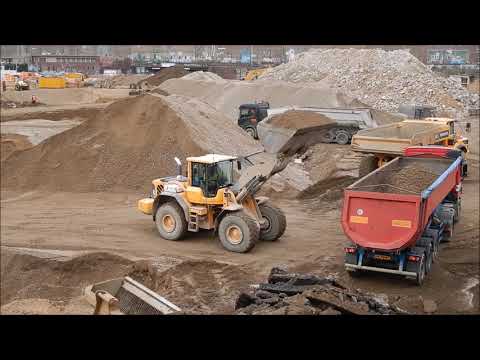 Radlader und LKW auf der Baustelle