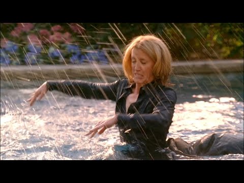 Lynette Kicks The Kids Out Of The Pool - Desperate Housewives 1x01