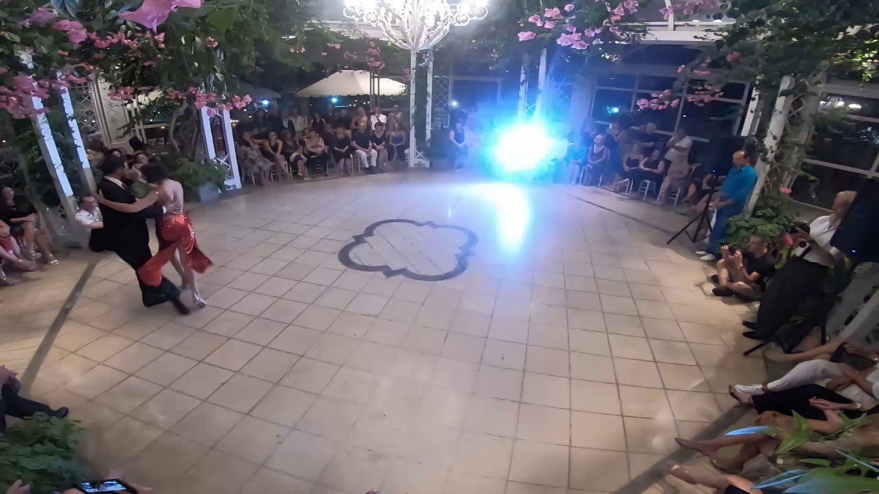 Gustavo Rosas. Tango con Gisela Natoli en La Puglia.Sierra Silvana.Agosto 2019.Italia.