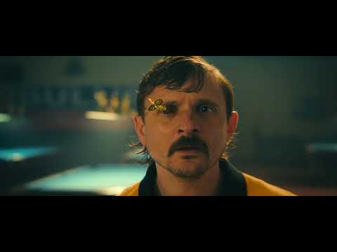 DIE WESPE S1: An Board mit Eddie Frotzke ...mit Florian Lukas, Leonard Scheicher, Ulrich Noethen uvm