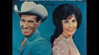 Ernest Tubb And Loretta Lynn - Our Hearts Are Holding Hands (1965).