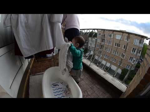 Andrei o ajuta pe mama