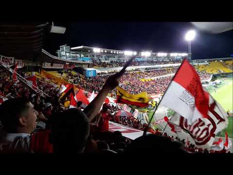 "Santa FE vs millonarios / La Guardia Albi Roja SUR / #LaÚnicaBandaDeLaCiudad" Barra: La Guardia Albi Roja Sur • Club: Independiente Santa Fe • País: Colombia