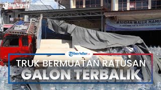 Detik-detik Truk Bermuatan Ratusan Galon Terbalik di Jl Soekarno Hatta Mamuju