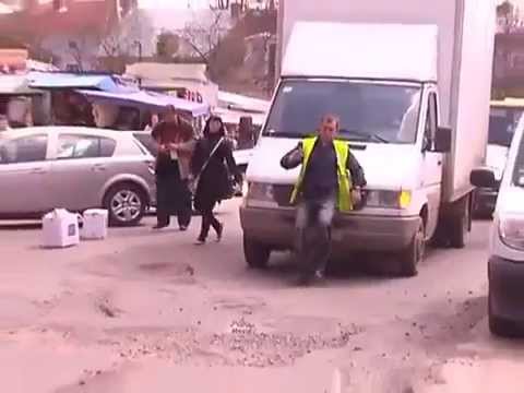 Parkingowy wybija szybę frajerowi...