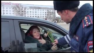 В Усолье-Сибирском сотрудники ГИБДД поздравили женщин с весенним праздником