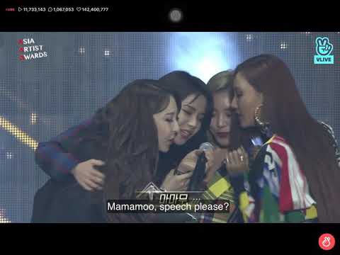 MAMAMOO ARTIST OF THE YEAR AWARD! (Good job Solar you made her smile for a second. Wheein)