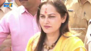 Deepika Padukone and Jaya Pradha @ the Sidi Vinayaka Temple for the Success of Bajirao Mastani