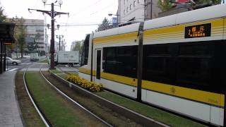 preview picture of video '鹿児島市電7000形ユートラムII 高見橋電停発着 Kagoshima City Tram'