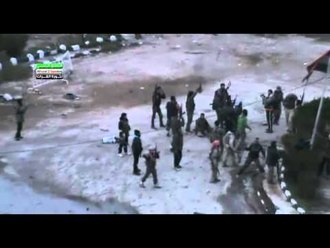 فرحة عناصر الجيش الحر بعد السيطرة على دوار السيوف في دير الزور