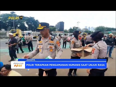POLRES METRO JAKARTA PUSAT KAWAL UNJUK RASA DENGAN TERTIB SEMBARI BAGIKAN ROTI DAN AIR DI DPR