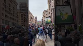 Քաղաքացիները Հյուսիսային պողոտայից շարժվում են դեպի Օպերայի և բալետի ազգային ակադեմիական թատրոն