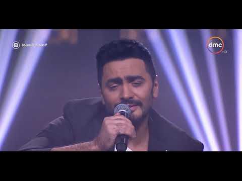 صاحبة السعادة - النجم تامر حسني يبدأ الحلقة بصوته الرائع بأغنية " 180 درجة " لايف