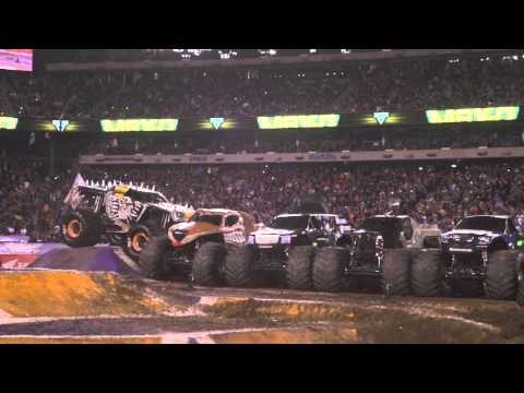 Max-D jumps over SIX Monster Jam trucks in MetLife Stadium!