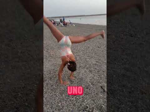 Hice un RETO 🔥 de GIMNASIA RÍTMICA ❤️ en la PLAYA ⛱️ y RESCATO 🐟 un PEZ 😍