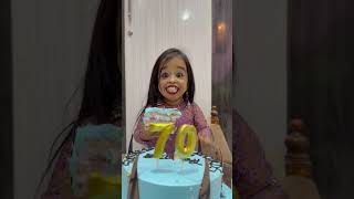 Download lagu World's SHORTEST woman wishes Guinness World Records a happy 70th birthday! 🎂 mp3