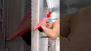 Enroscou na porta ( PRA QUE? ) #shorts