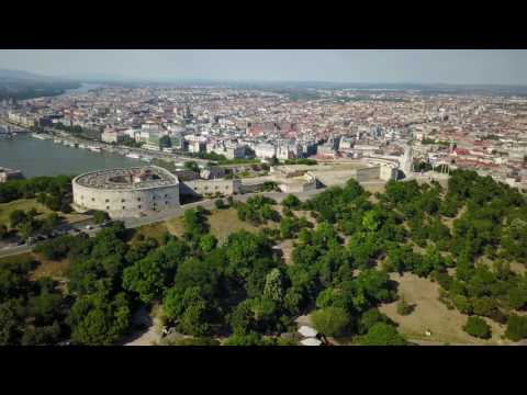 Vista aérea da Colina Gellert / Estátua da Liberdade / Cidadela / Distrito do Castelo de Budapeste em 4K/UHD