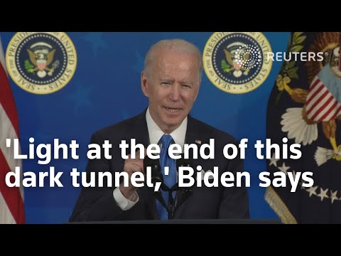 拜登說："黑暗隧道的盡頭有光。 ('Light at the end of this dark tunnel,' Biden says)