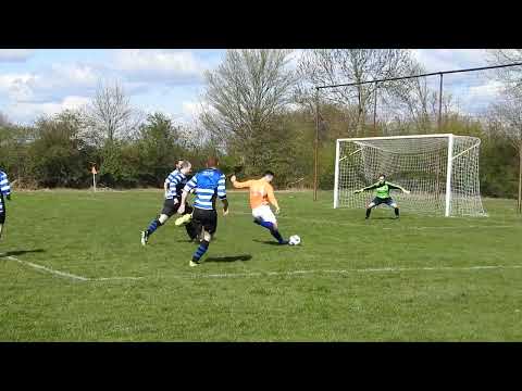 5. Roy schiet bal bijna in de winkelhaak - maar verkeerde kant paal