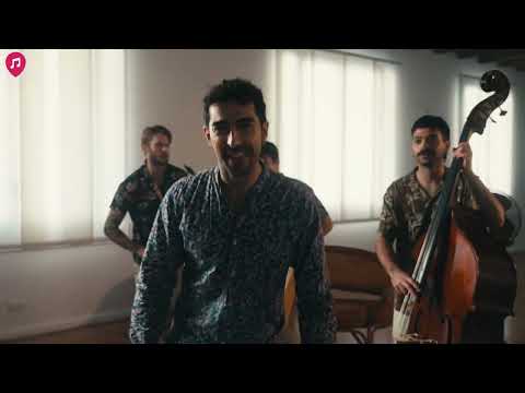 Roaming Band in Milan, Italy - The Showmen