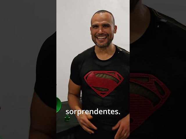 Vídeo relacionado con DC Comics, Superman, Linterna Verde, Figura de acción Epic Strike, 15 cm, Estilo como el de la película, Incluye 2 Accesorios, Juguetes para niños y niñas a Partir de 4 años