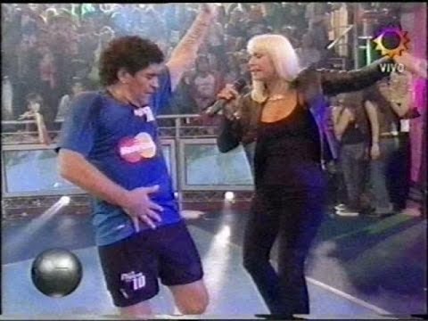Diego Maradona armó una fiesta en vivo: Rafaella Carrá canta en La Noche del 10