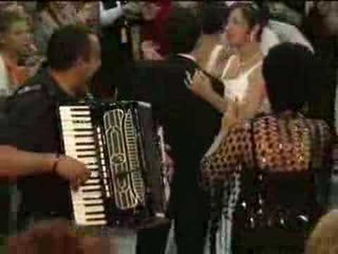 Clip 1 Stangaciu "Nu strang banii la ciorap"