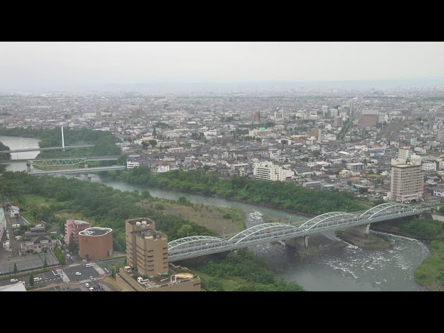 群馬県庁32Fからの前橋のスカイライン（南側、中央に流れるのは日本最大の流域面積を有する利根川。中央下に見える青色の橋は群馬大橋。前橋から高崎方面の景観）