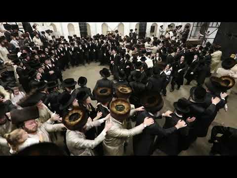 Hakafot Sheniot with Lelover Rebbe in Bet Shemesh | הקפות שניות בחצרו של הרבי מלעלוב